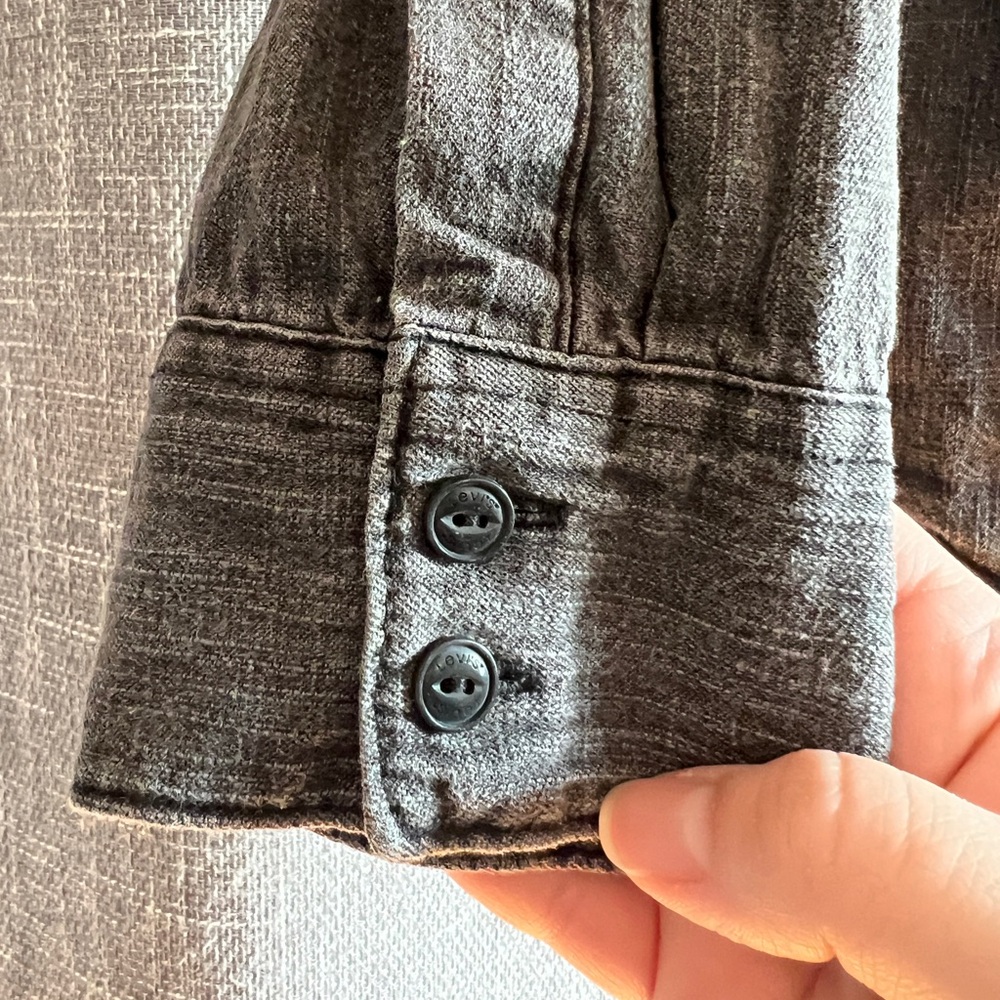 Levi’s Men’s black/gray denim button down shirt with branded buttons - Large - Picture 5 of 14